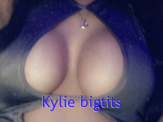 Kylie_bigtits